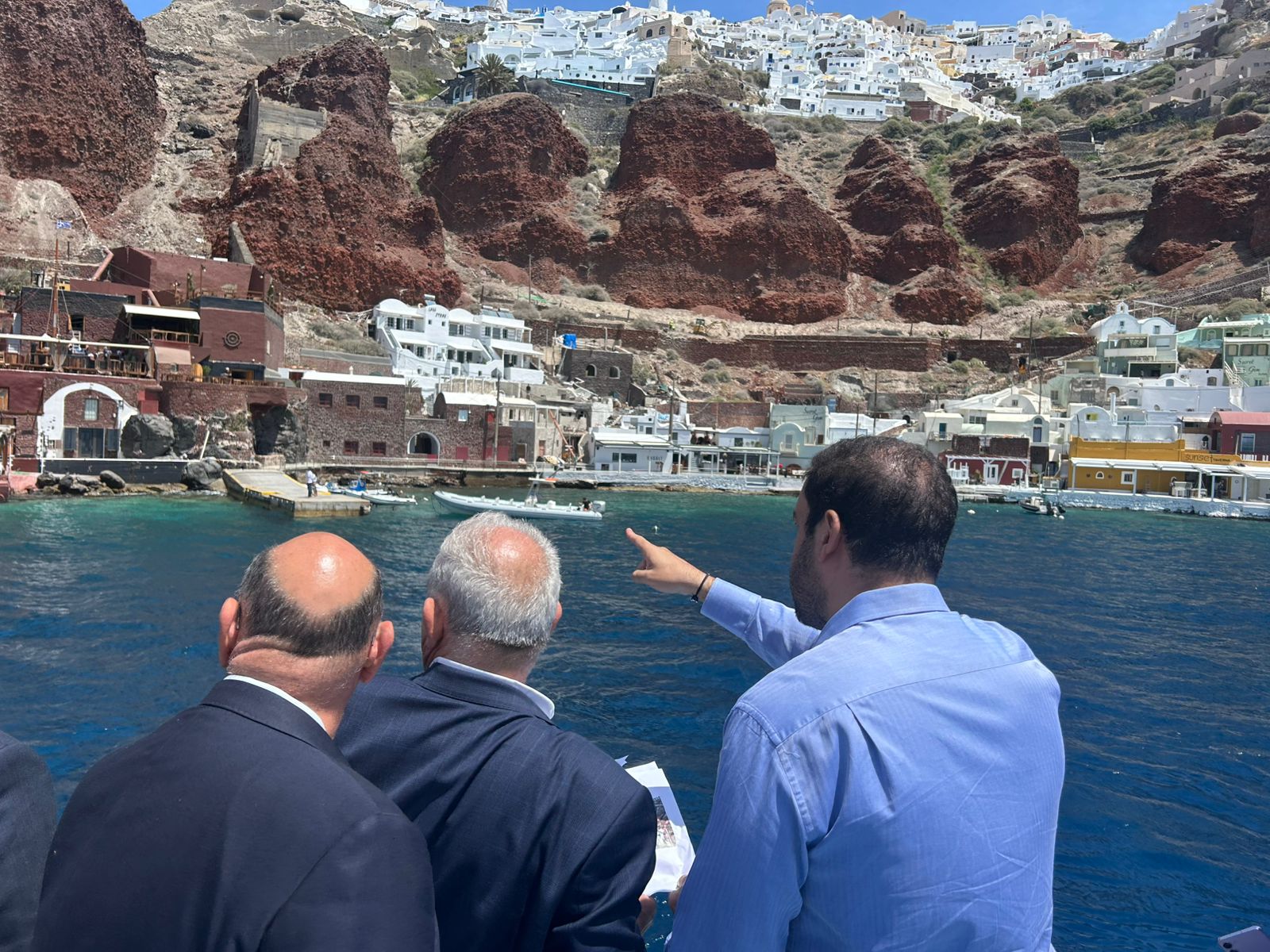 Επίσκεψη του Υπουργού Κλιματικής Κρίσης και Πολιτικής Προστασίας στη Σαντορίνη – Σύσκεψη με τοπικούς φορείς και αυτοψία στο νησί