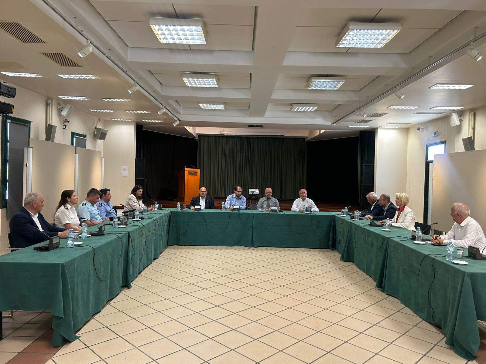 Επίσκεψη του Υπουργού Κλιματικής Κρίσης και Πολιτικής Προστασίας στη Σαντορίνη – Σύσκεψη με τοπικούς φορείς και αυτοψία στο νησί