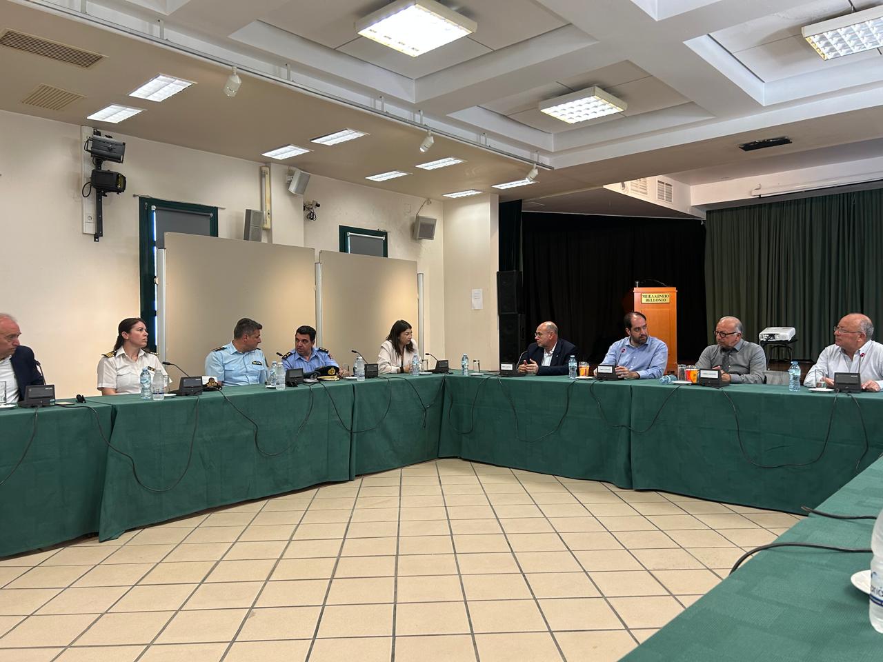 Επίσκεψη του Υπουργού Κλιματικής Κρίσης και Πολιτικής Προστασίας στη Σαντορίνη – Σύσκεψη με τοπικούς φορείς και αυτοψία στο νησί