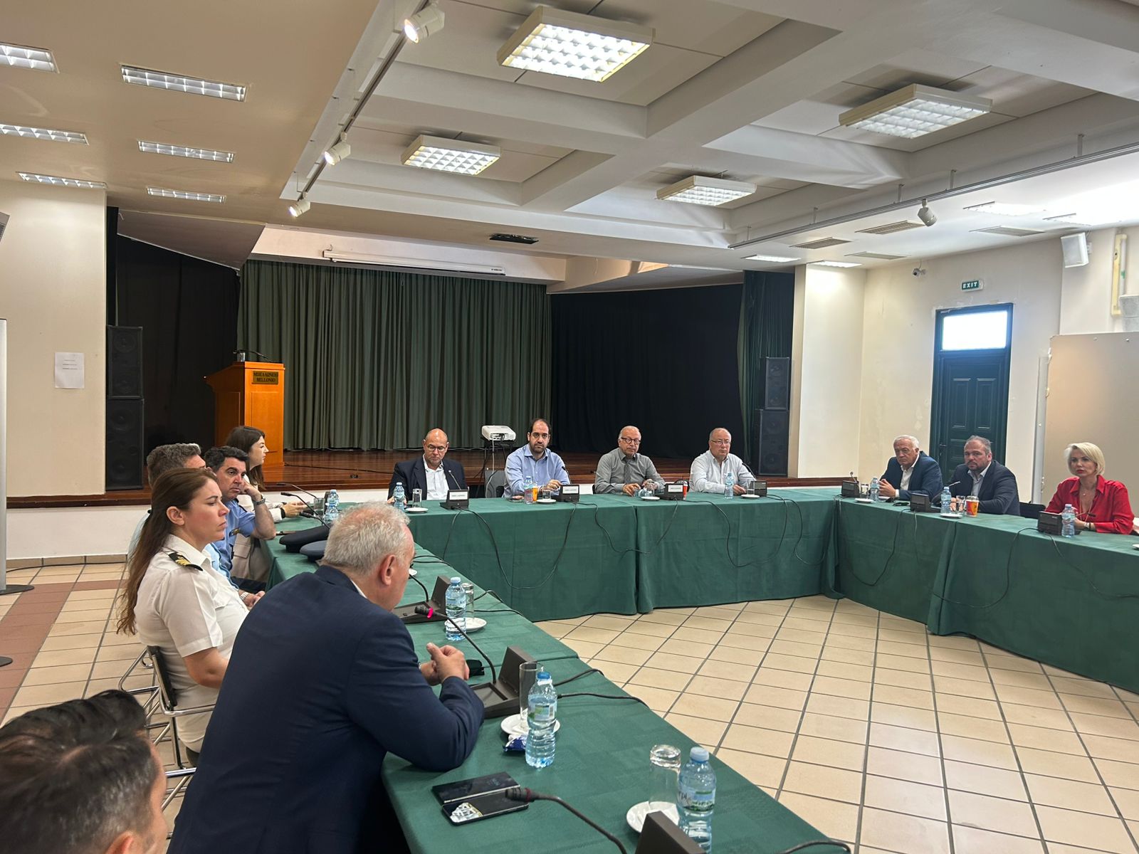 Επίσκεψη του Υπουργού Κλιματικής Κρίσης και Πολιτικής Προστασίας στη Σαντορίνη – Σύσκεψη με τοπικούς φορείς και αυτοψία στο νησί