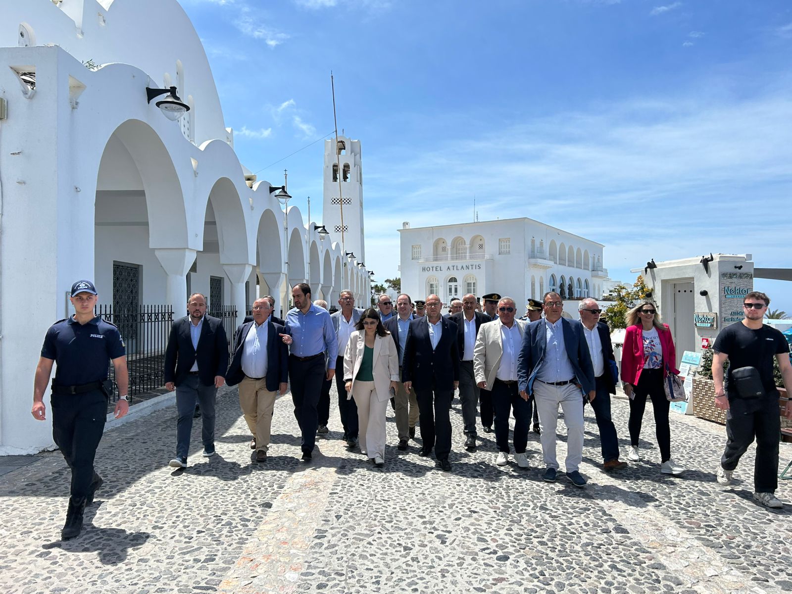 Επίσκεψη του Υπουργού Κλιματικής Κρίσης και Πολιτικής Προστασίας στη Σαντορίνη – Σύσκεψη με τοπικούς φορείς και αυτοψία στο νησί