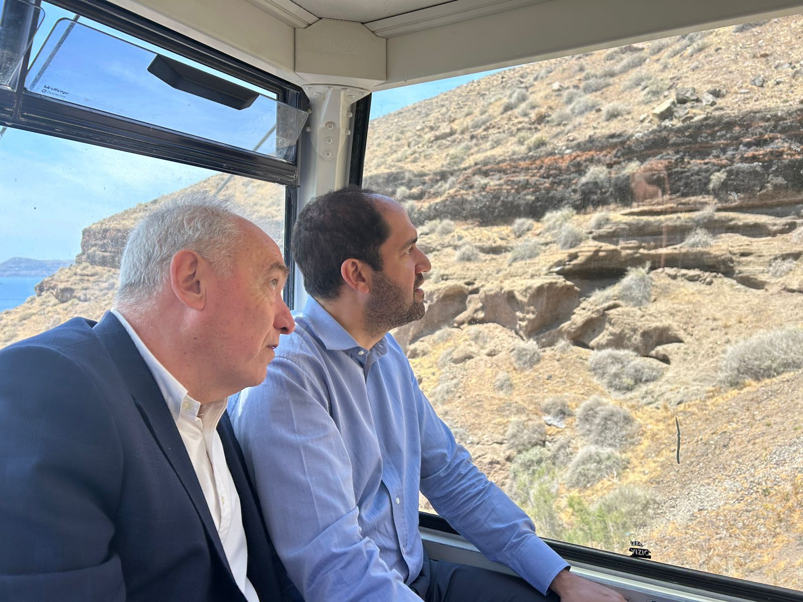 Επίσκεψη του Υπουργού Κλιματικής Κρίσης και Πολιτικής Προστασίας στη Σαντορίνη – Σύσκεψη με τοπικούς φορείς και αυτοψία στο νησί