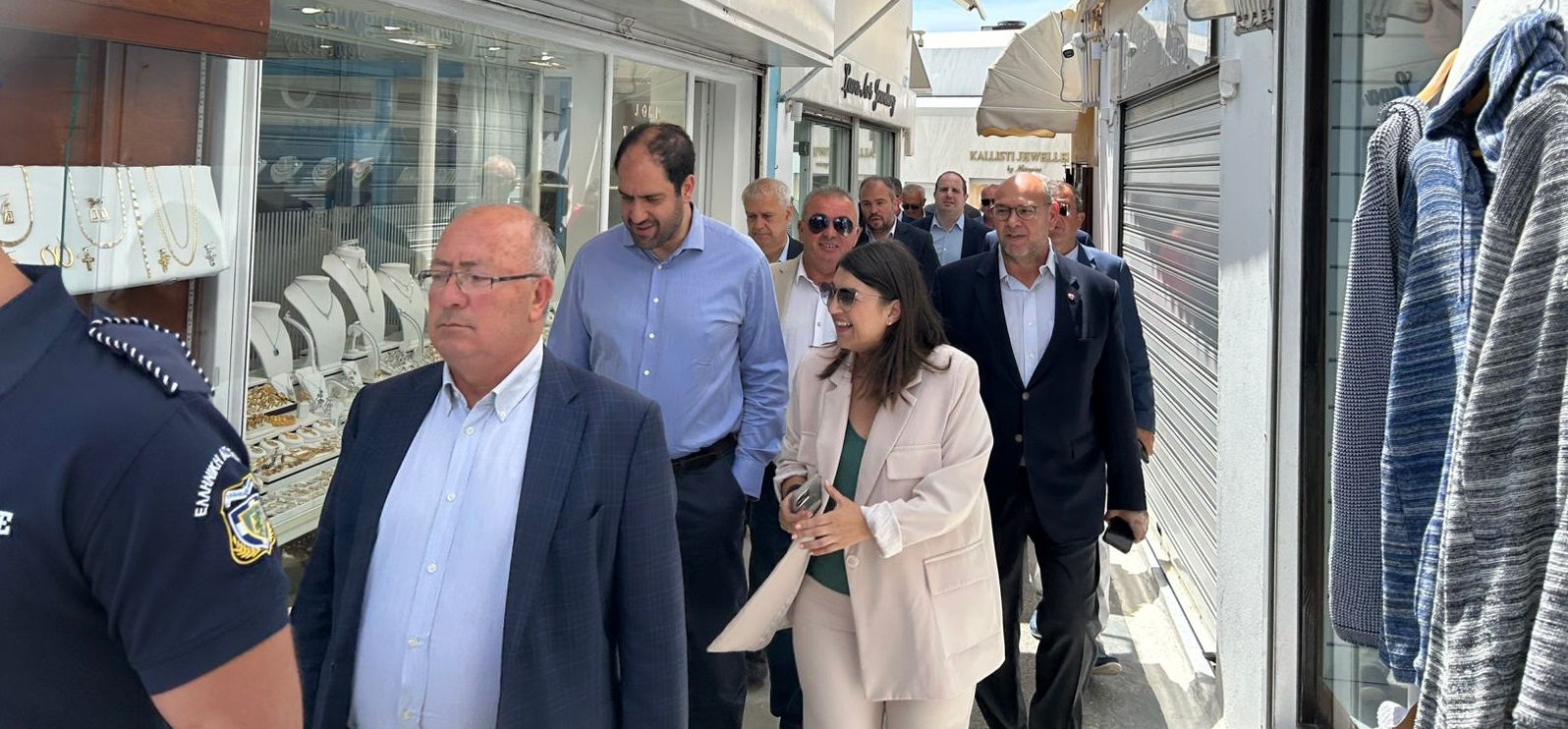 Επίσκεψη του Υπουργού Κλιματικής Κρίσης και Πολιτικής Προστασίας στη Σαντορίνη – Σύσκεψη με τοπικούς φορείς και αυτοψία στο νησί