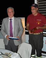 Ο γγ. Πολιτικής Προστασίας κ. Γεωργιάδης ανταλλάσσει αναμνηστικές πλακέτες με τον υποδιοικητή της Περιφερειακής Διοίκησης Πυροσβεστικού Σώματος Γένοβας Δρ. Εμμανουέλε Γκίσι.